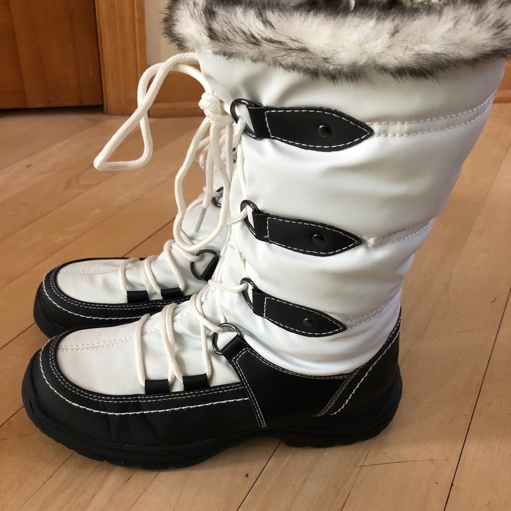 Weatherproof white winter boot. Size 7. GUC.